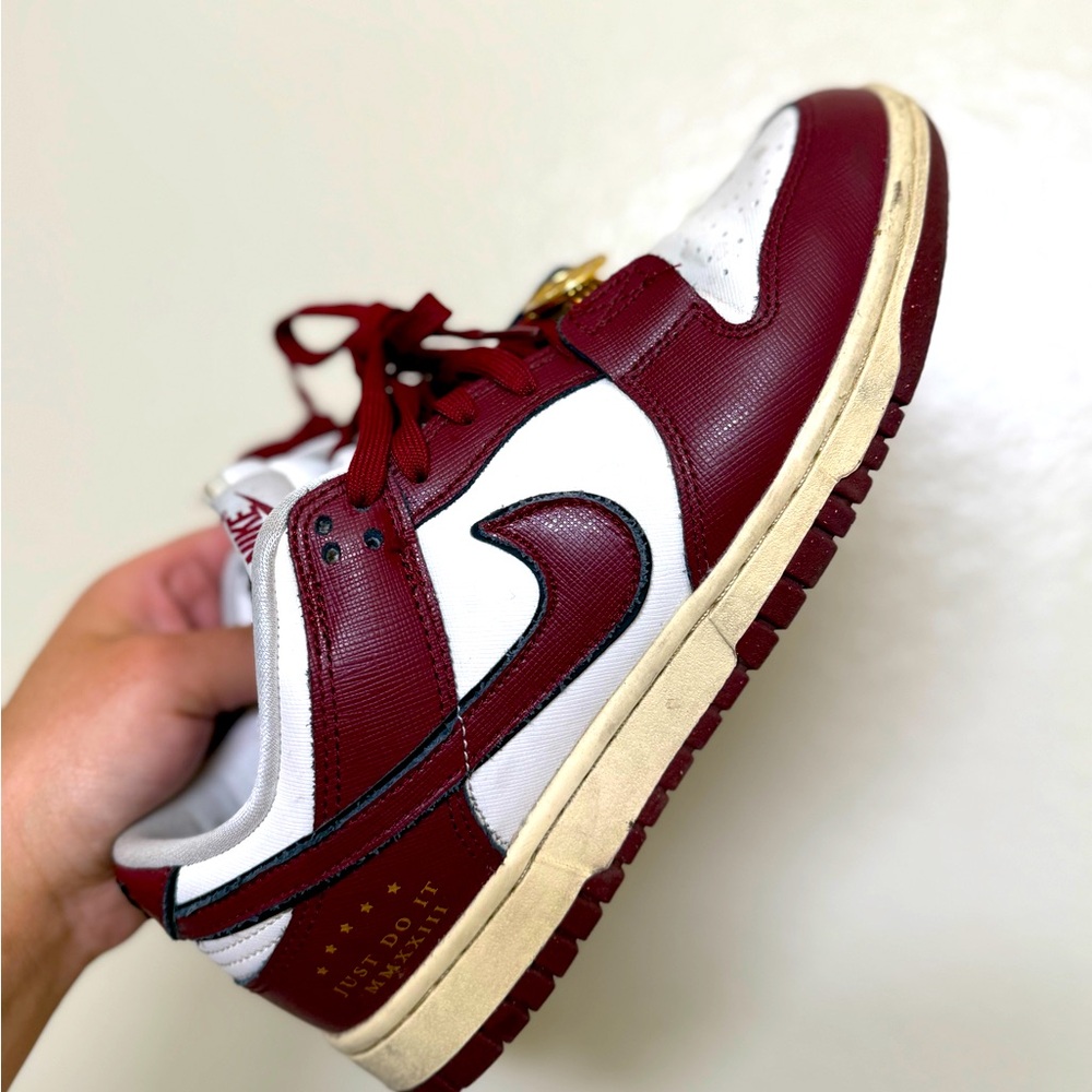 Nike dunk burgundy
Women’s size 8
Nike dunk burgundy with whites and yellow gum